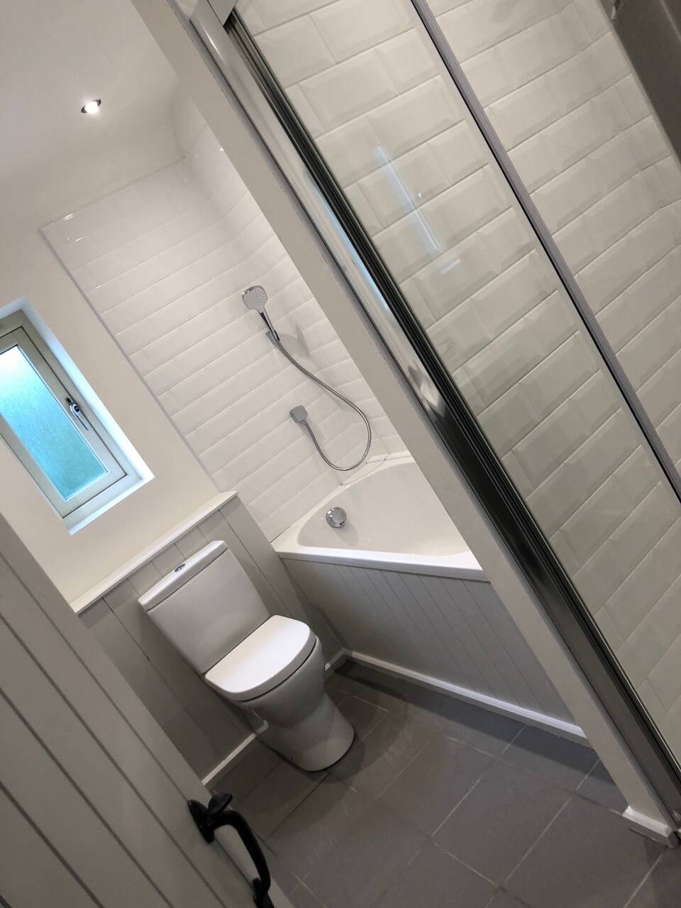 a clean bathroom showing our end of tenancy cleaning