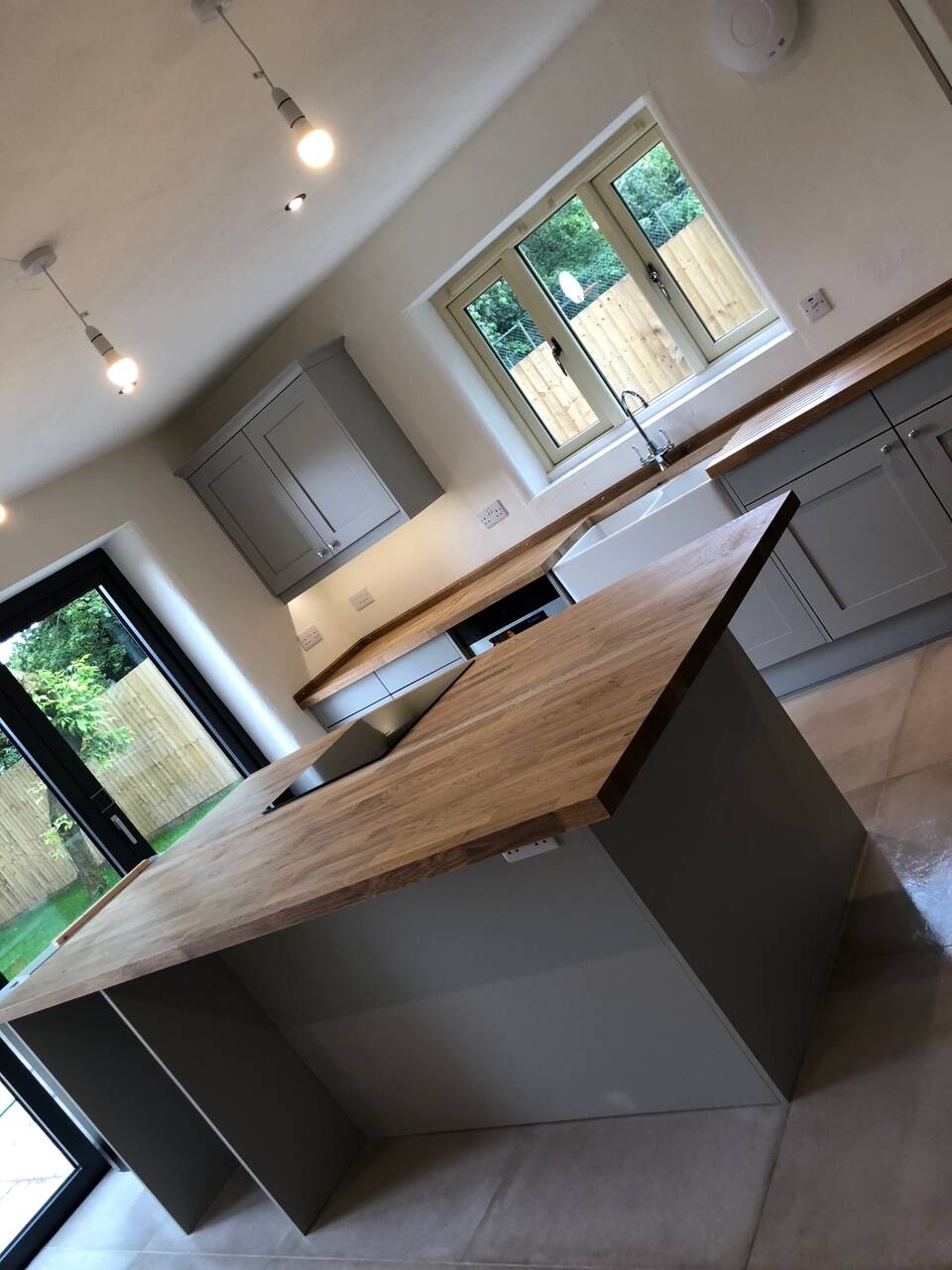 a clean kitchen showing our end of tenancy cleaning